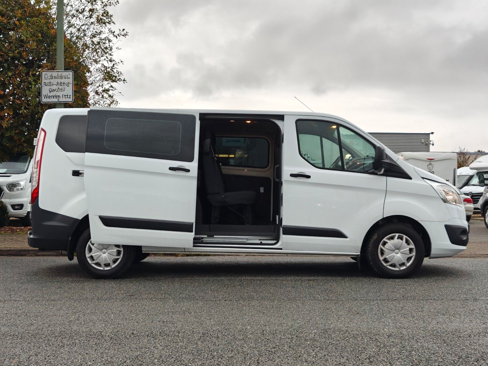 Fahrzeugabbildung Ford Transit Custom Kasten 310 L2 Trend - AHK, 6Sitze