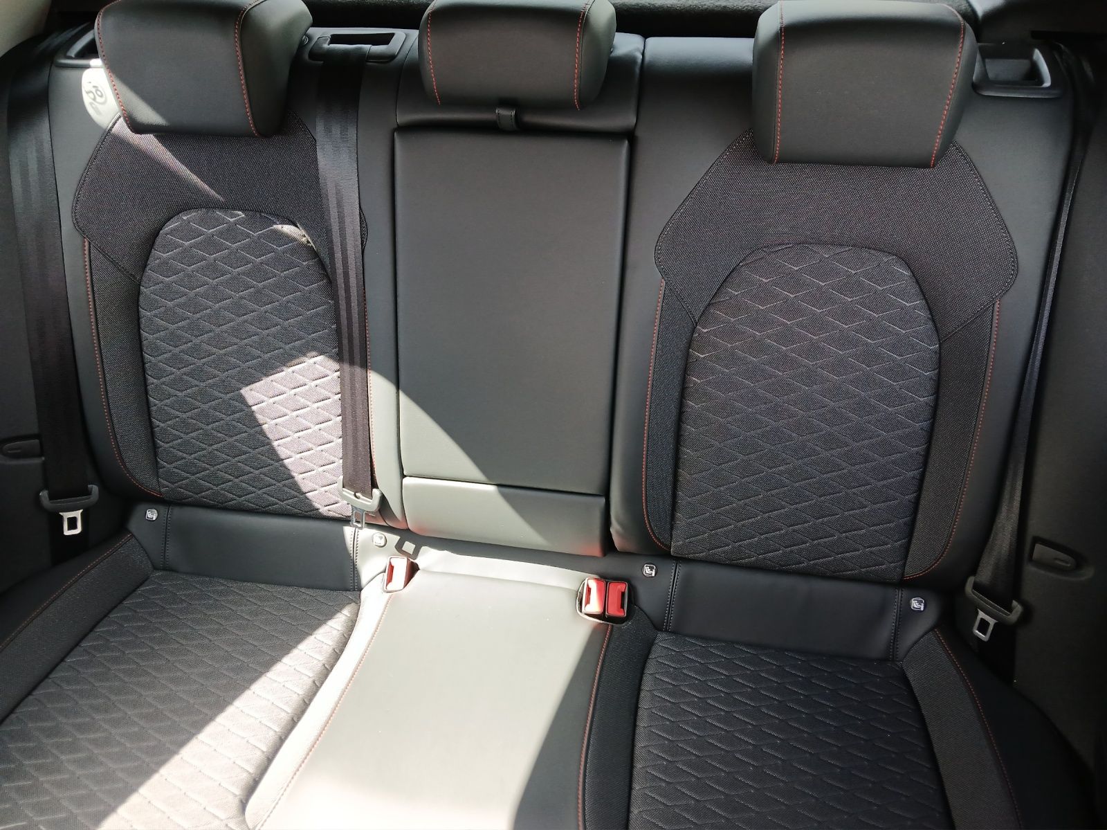 Fahrzeugabbildung SEAT Leon eTSI FR DSG STH LED Navi ACC RFK SH LM