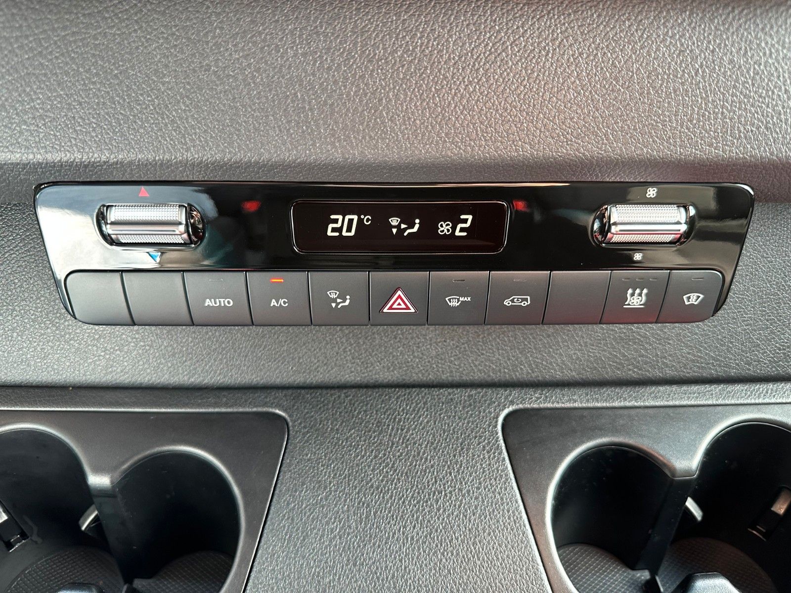 Fahrzeugabbildung Mercedes-Benz Sprinter 319 CDI 4x4 DoKa Klima AHK3,5to