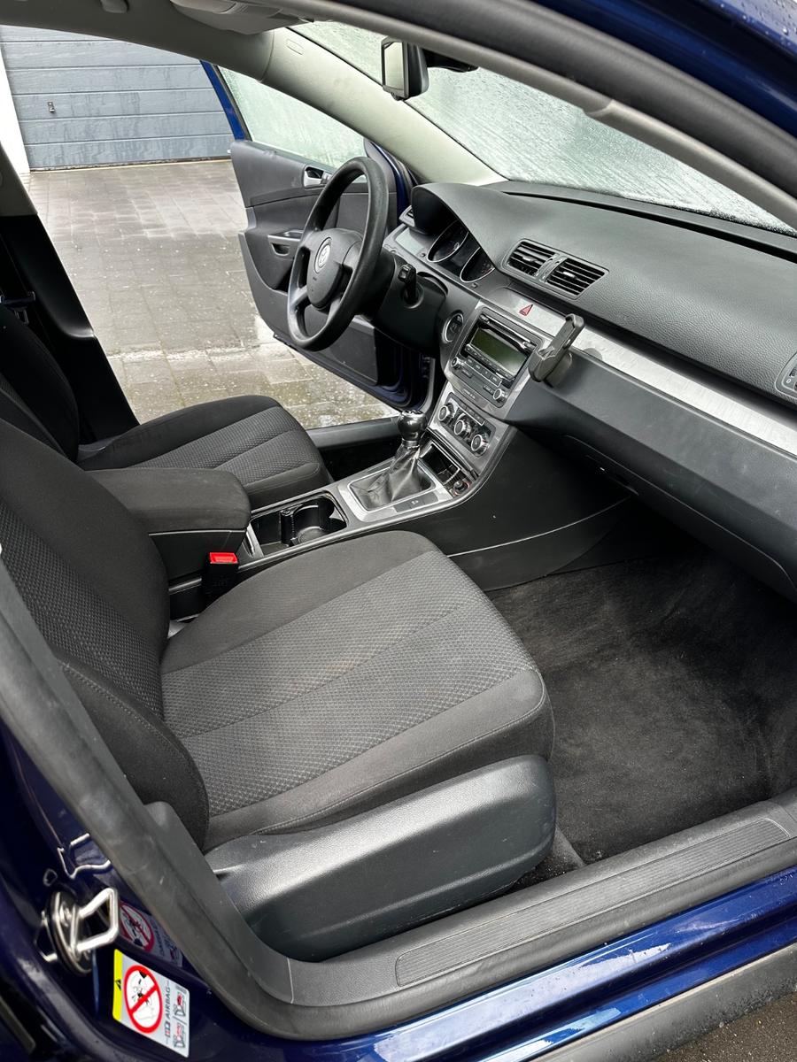 Volkswagen Passat 2010 — салон
