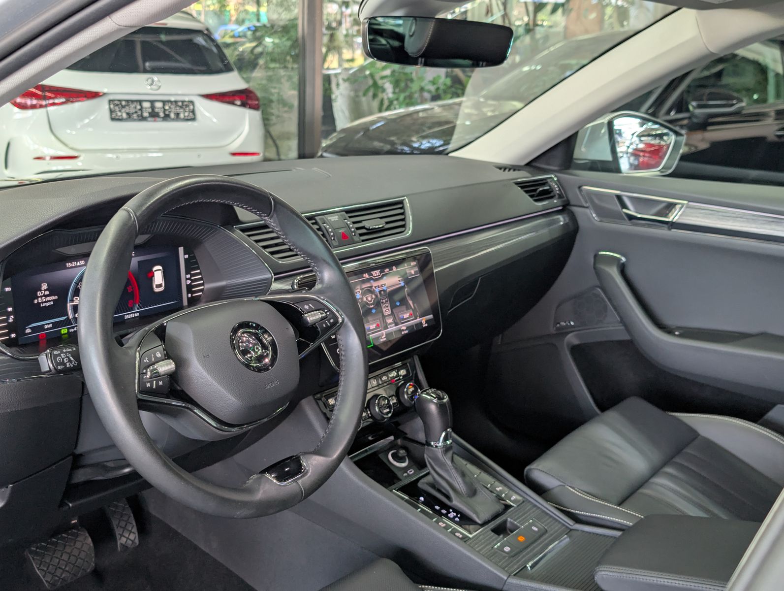 Fahrzeugabbildung SKODA Superb Premium 2.0 TDI PANO LEDER MASSAGE SOUND