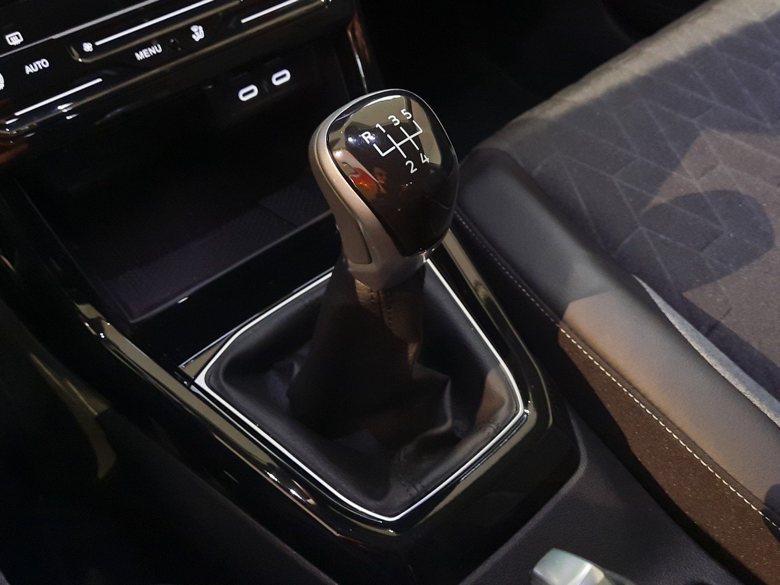 Fahrzeugabbildung Volkswagen T-Cross TSI Goal *AHK*LED*Sitzhzg*Einparkh*App-C