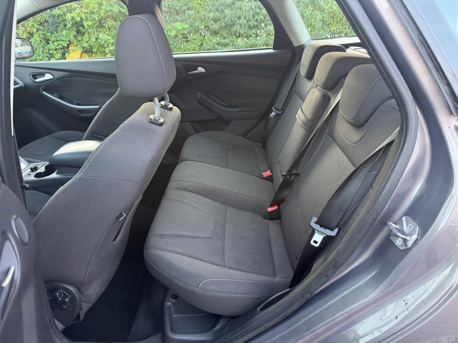 Ford Focus 2011 — photo 8