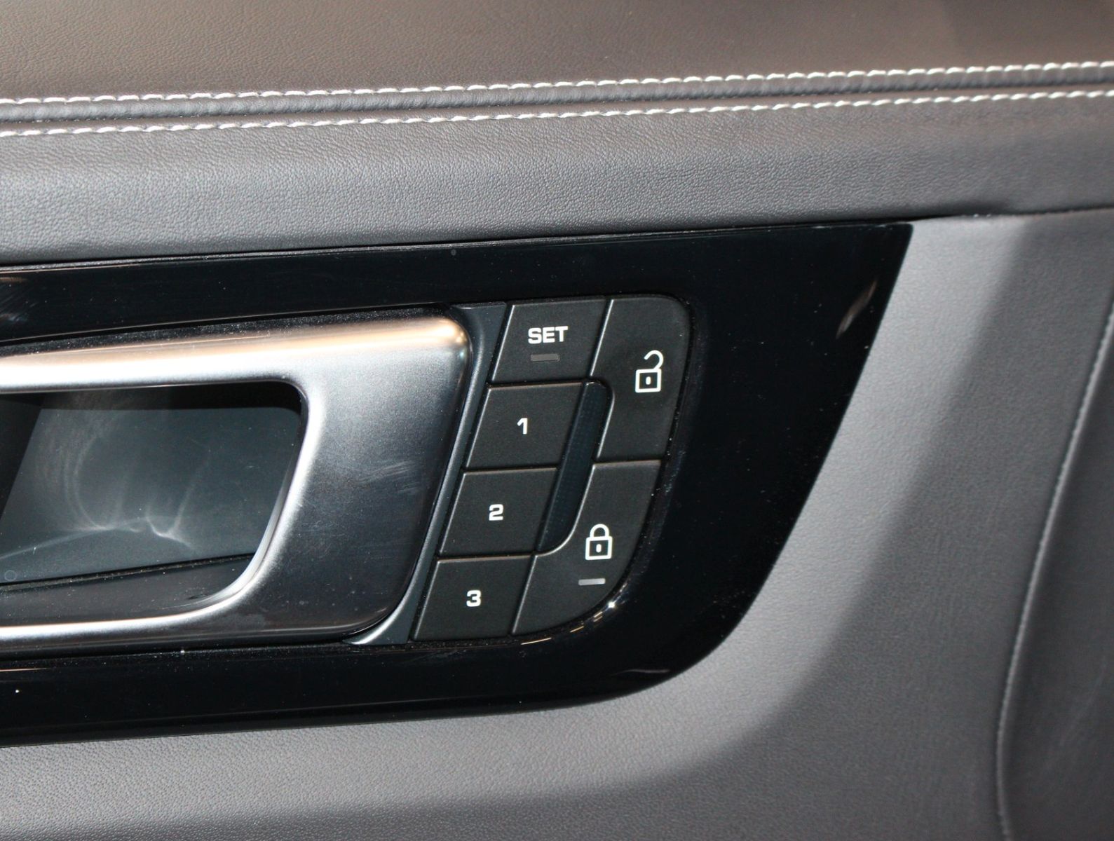 Fahrzeugabbildung Porsche Cayenne Turbo SportDesign-Paket|Carbon|PSCB|PDCC