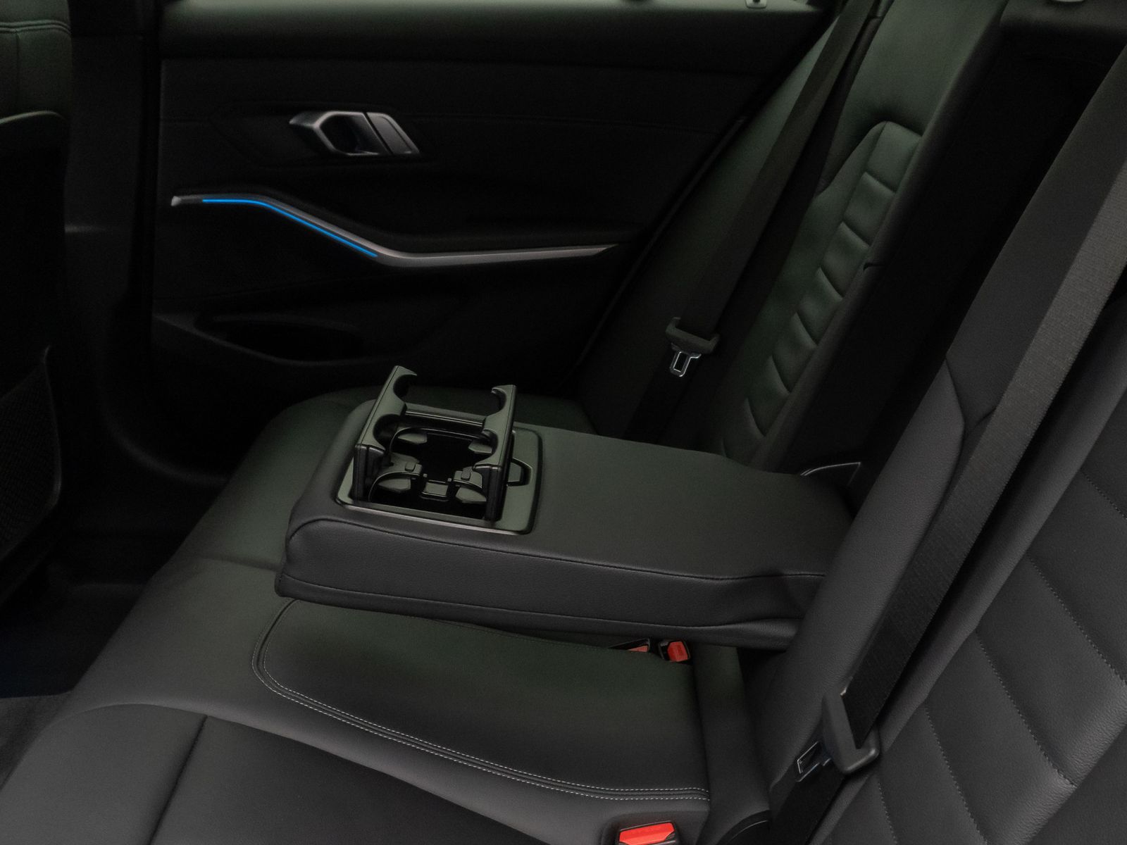 Fahrzeugabbildung BMW 320d M Sport Kamera DAB HiFi HUD Stop&Go Komfort