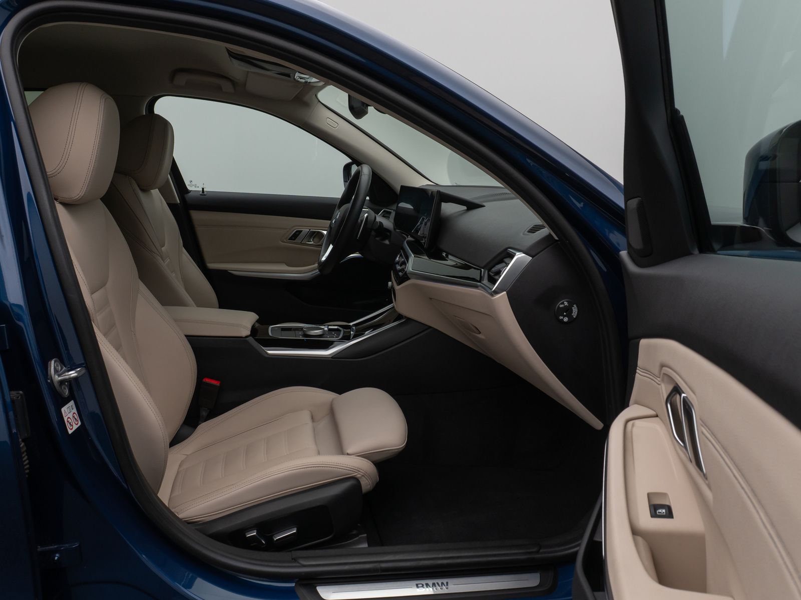 Fahrzeugabbildung BMW 330e xD Kamera HUD DAB HiFi Stop&Go AHK Sport