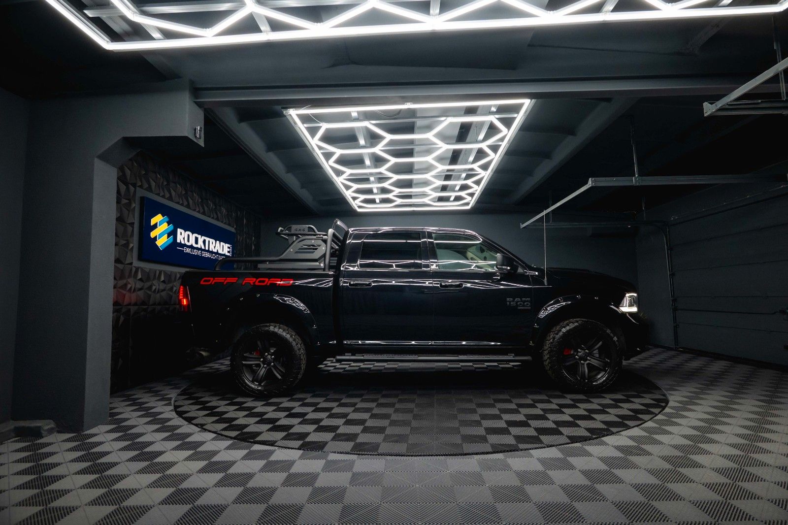 Fahrzeugabbildung Dodge RAM 3.6 V6 4x4 OFFROAD BLACK EDITION *LED*6Sitze