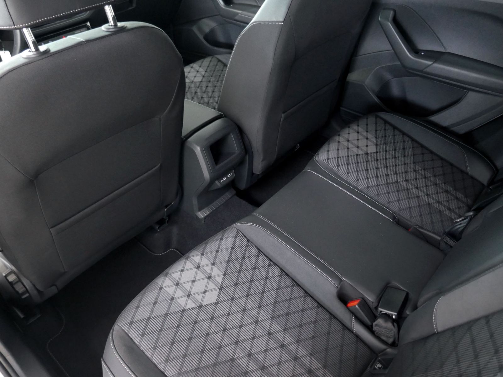 Fahrzeugabbildung Volkswagen T-Cross R-Line 1.0 TSI | LED PDC ACC Navi App