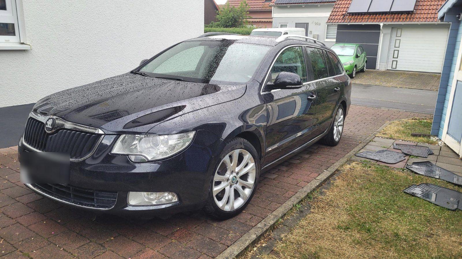 Skoda Superb 2011 — вигляд ззаду