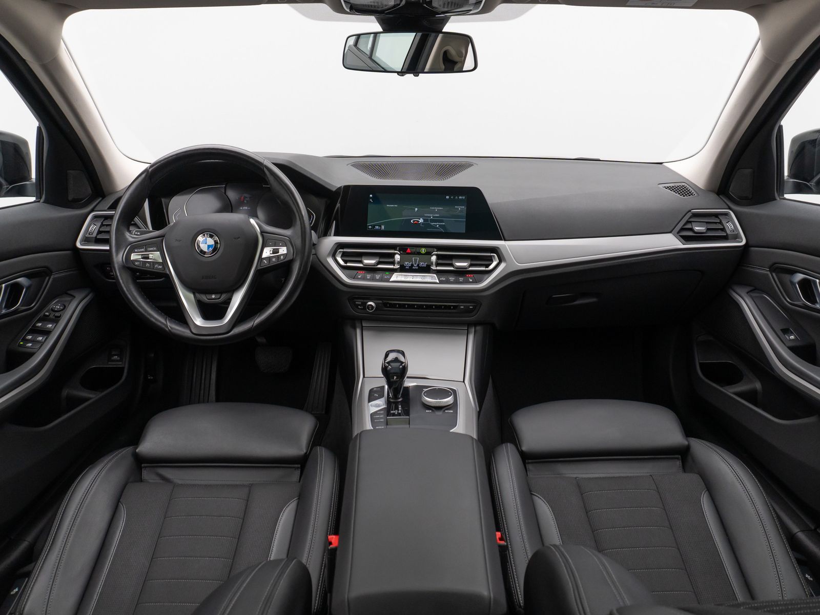 Fahrzeugabbildung BMW 320d Panorama DAB HiFi Lenkrhzg PDC AHK Alarm
