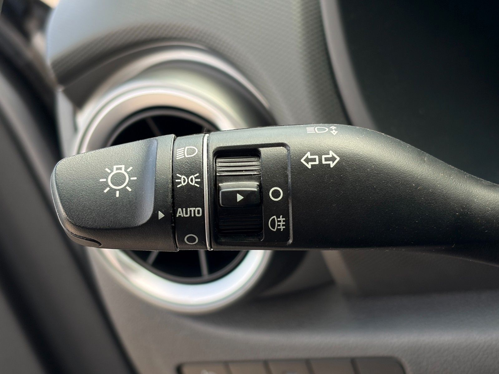 Fahrzeugabbildung Hyundai KONA E Select ACC PDC CAM SHZ LHZ LKA CarPlay