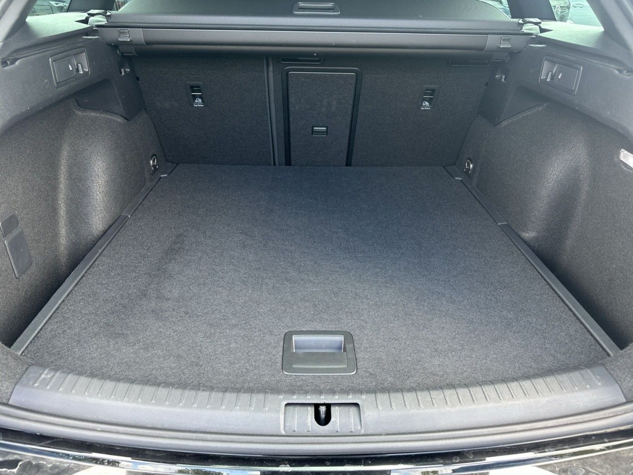 Fahrzeugabbildung CUPRA Leon VZ Sportstourer 2.0 TSI 245 PS DSG - mit KI generiert/bearbeitet