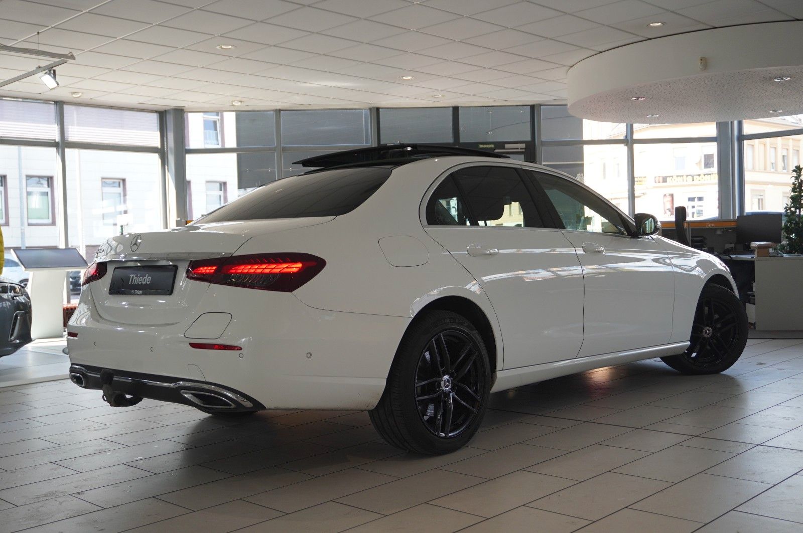 Fahrzeugabbildung Mercedes-Benz E 300E LIM. AVANTGARDE NAVI/LED/KAMERA/PANO./AHK