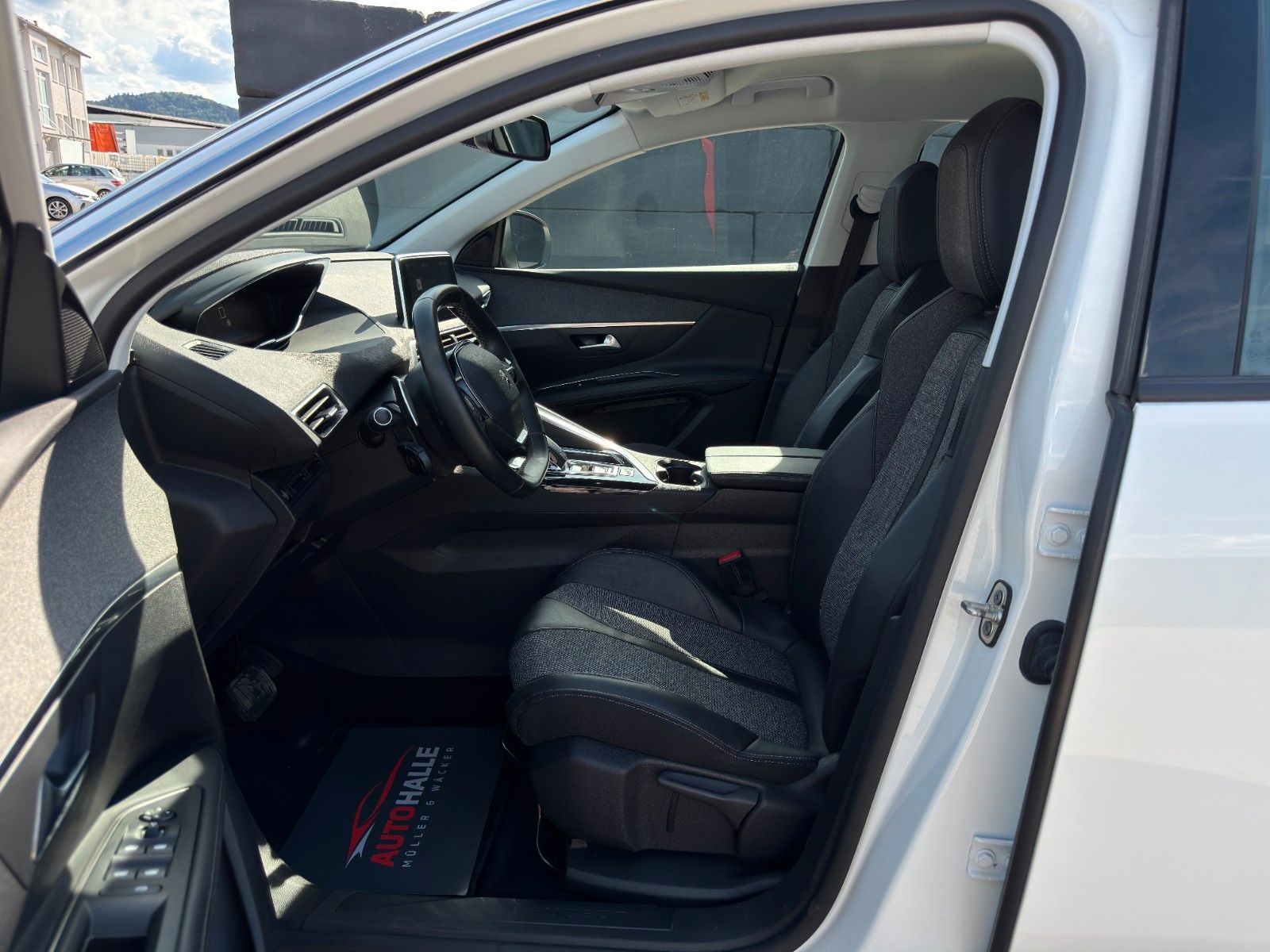 Fahrzeugabbildung Peugeot 3008 PureTech 180 Allure Tempomat PDC CarPlay