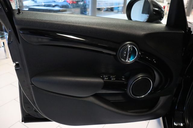 Fahrzeugabbildung MINI Mini Cooper 5-trg.|PANO|LED-RING|PDC|CHILI|BT