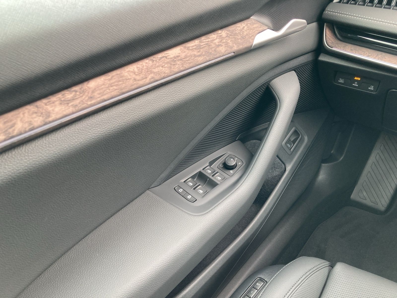 Fahrzeugabbildung SKODA Superb Combi L&K 2.0 TDI 142kW 4x4 L&K Matrix, S