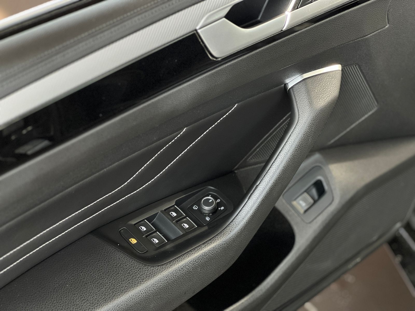 Fahrzeugabbildung Volkswagen Arteon R-Line Massage SHZ NAVI Full Link