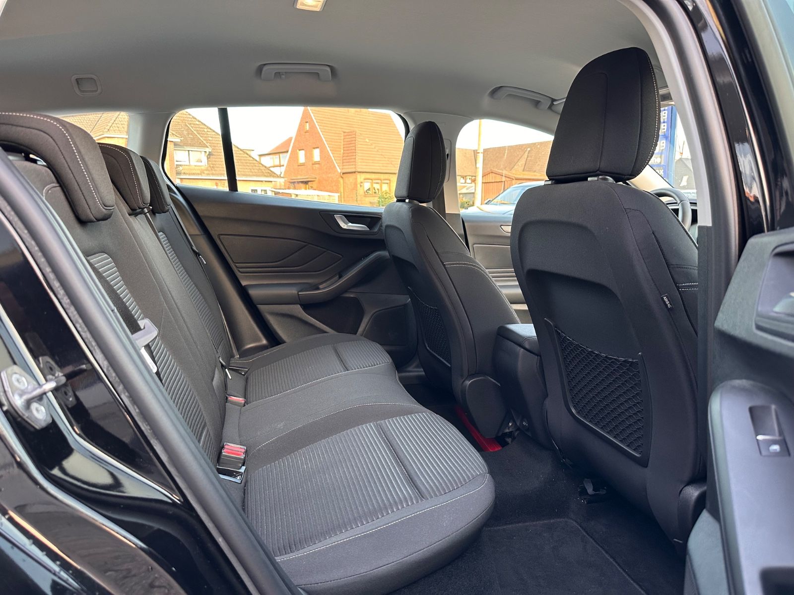 Fahrzeugabbildung Ford Focus Turnier Titanium 1.0 EB Navi/APP/LED/eHeck