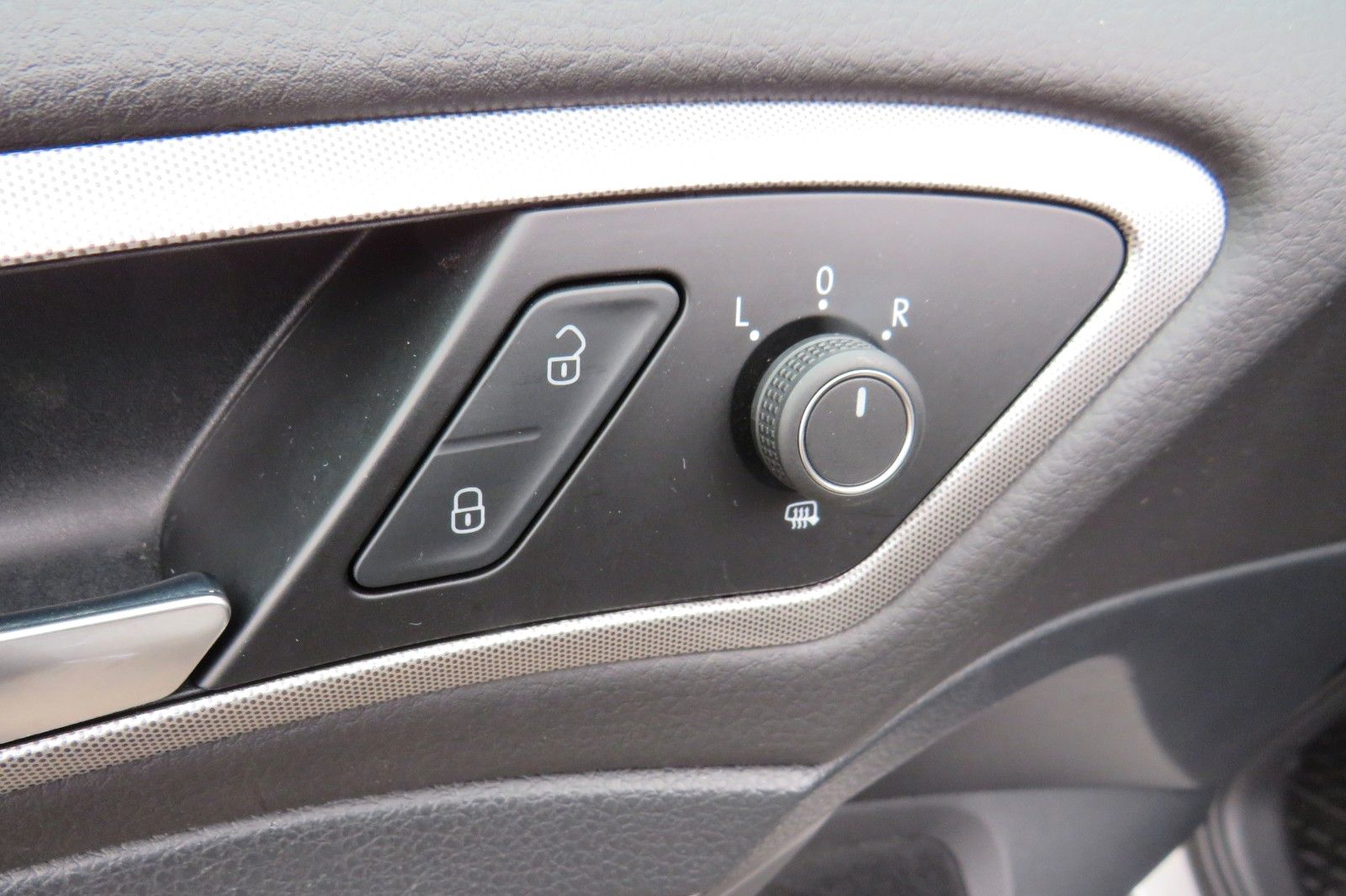 Fahrzeugabbildung Volkswagen Golf VII LIM. SITZH. TELVOR 8-FACH 4T. PDC 1.HD