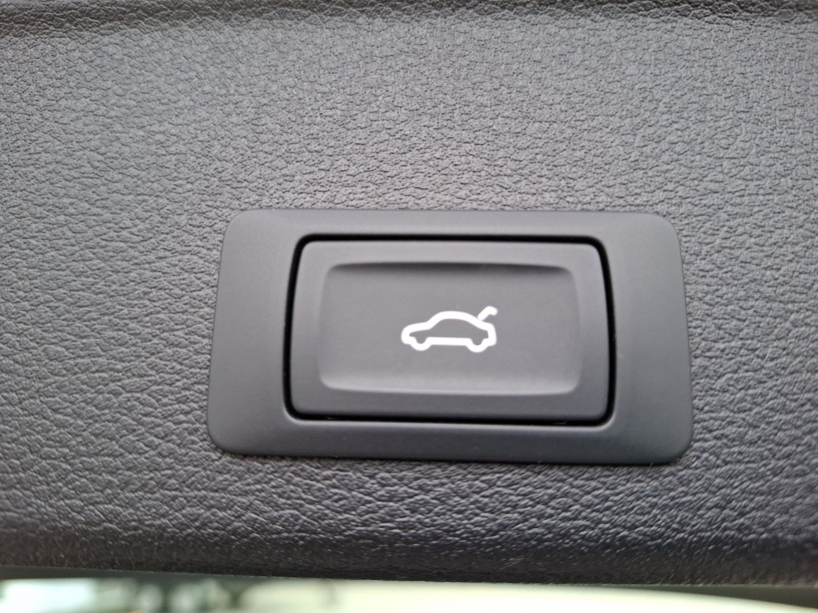Fahrzeugabbildung Audi A4 Avant 40 TFSI S-tronic S-line LED AVC Navi