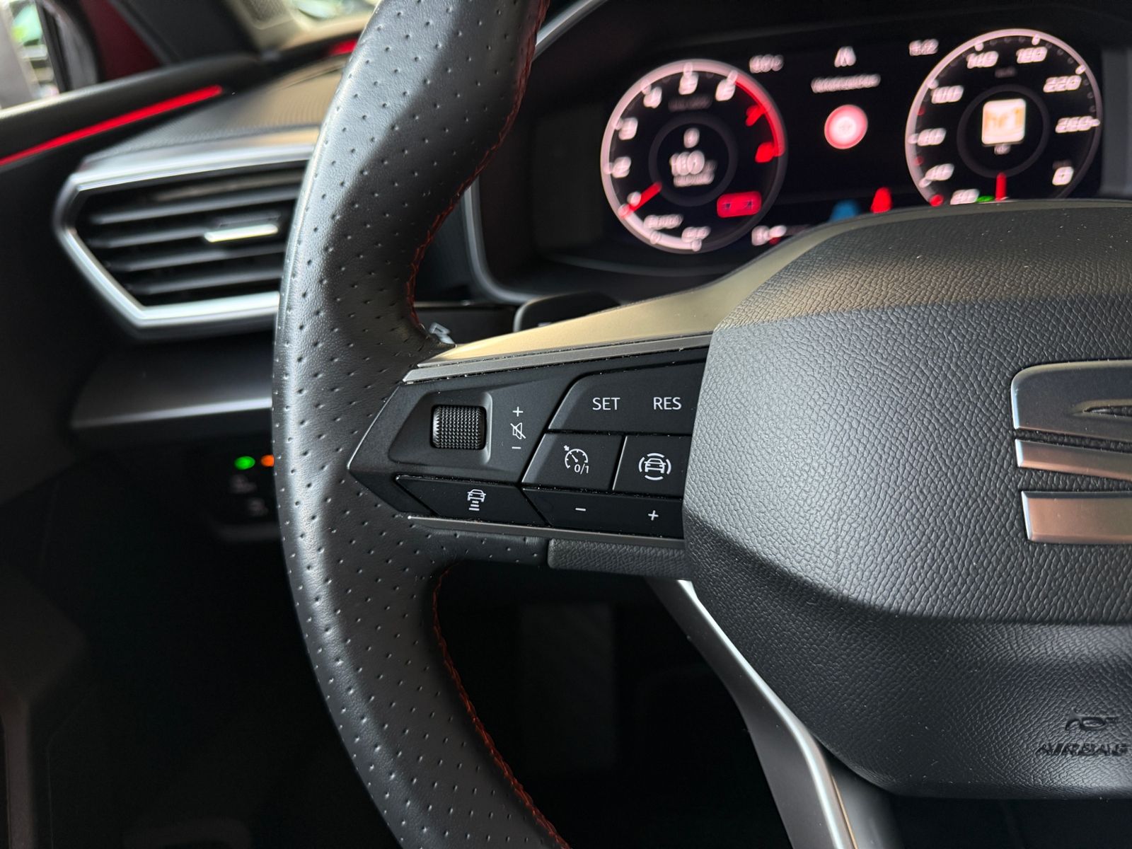 Fahrzeugabbildung SEAT Leon FR RFK LED NAVI CARPLAY