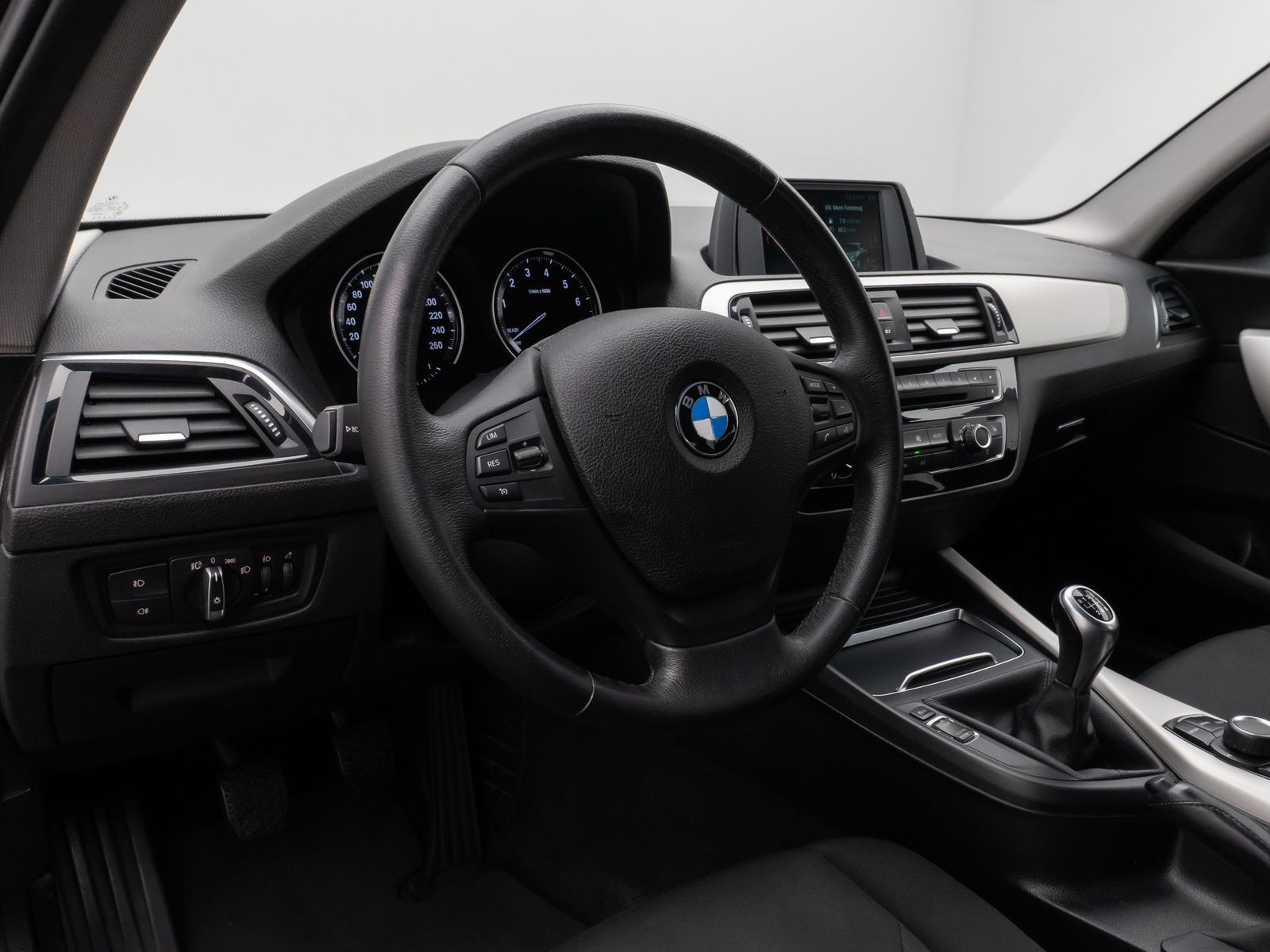 Fahrzeugabbildung BMW 118i  Sitzheizung PDChint Geschwindigkeitsreg