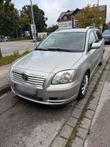 Toyota Avensis - Toyota Avensis aus 2004 mit Diesel-Antrieb