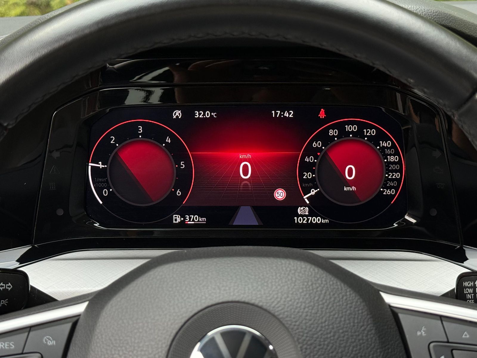 Fahrzeugabbildung Volkswagen Golf 2.0 TDI Life LED+NAVI+SHZ+AMBI+ACC+CARPLAY