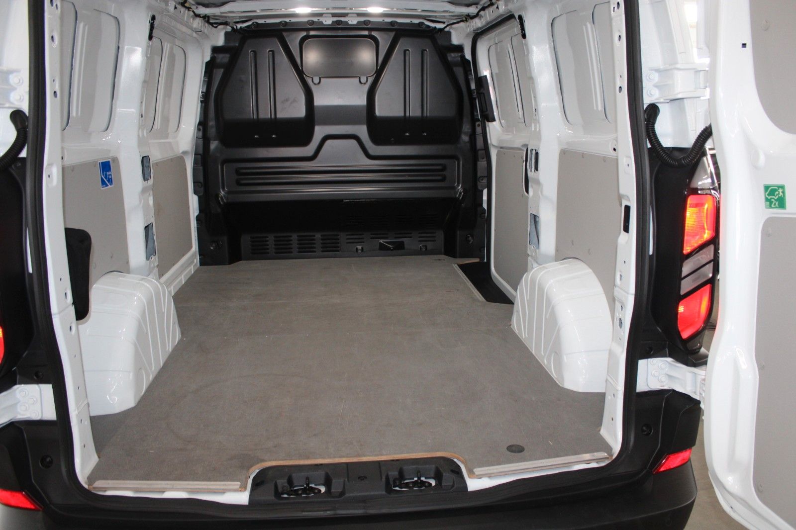 Fahrzeugabbildung Ford Transit Custom L1 Kasten LED AHK TechnologiePak2