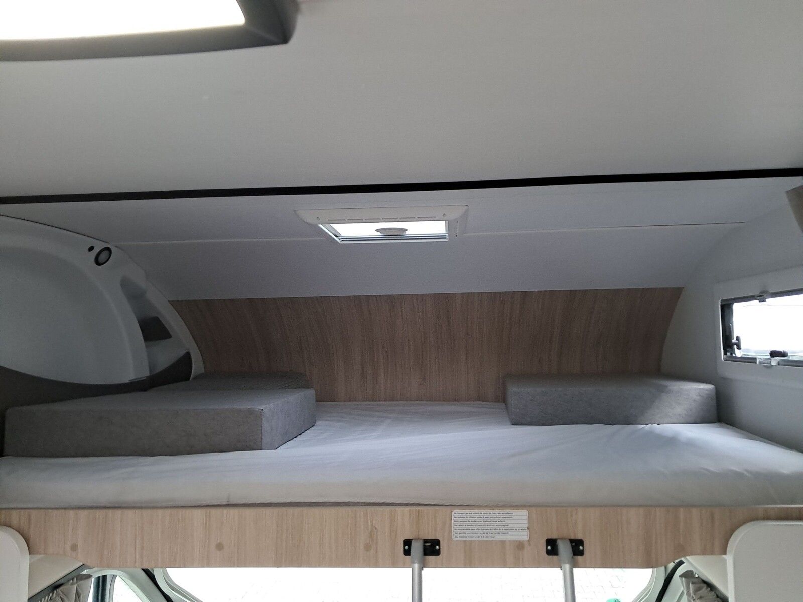 Fahrzeugabbildung Chausson Alkoven C727 First Line  Markise, Solar, RFK