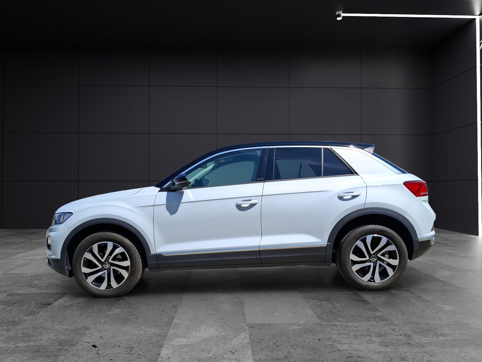 Fahrzeugabbildung Volkswagen T-Roc TSI Active DSG Kamera ACC Navi SH LM