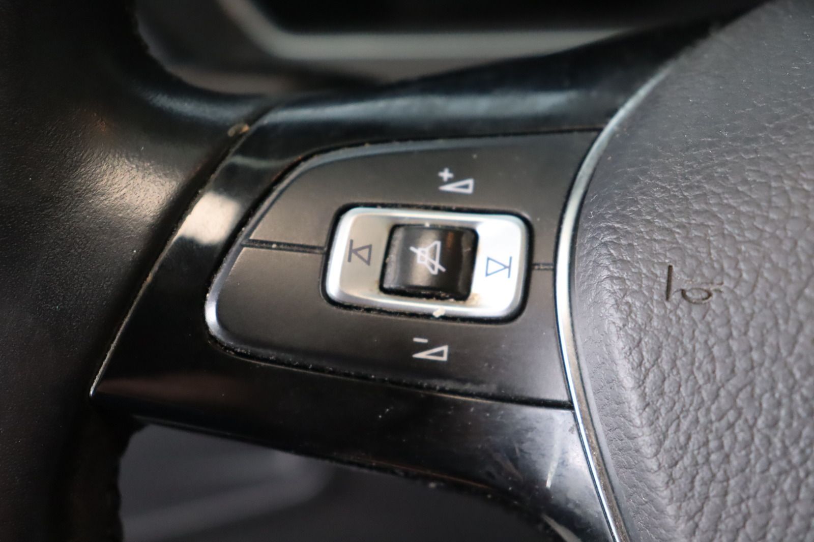 Fahrzeugabbildung Volkswagen Tiguan 4Motion 1. Hand  *Sitzhzg. * LED