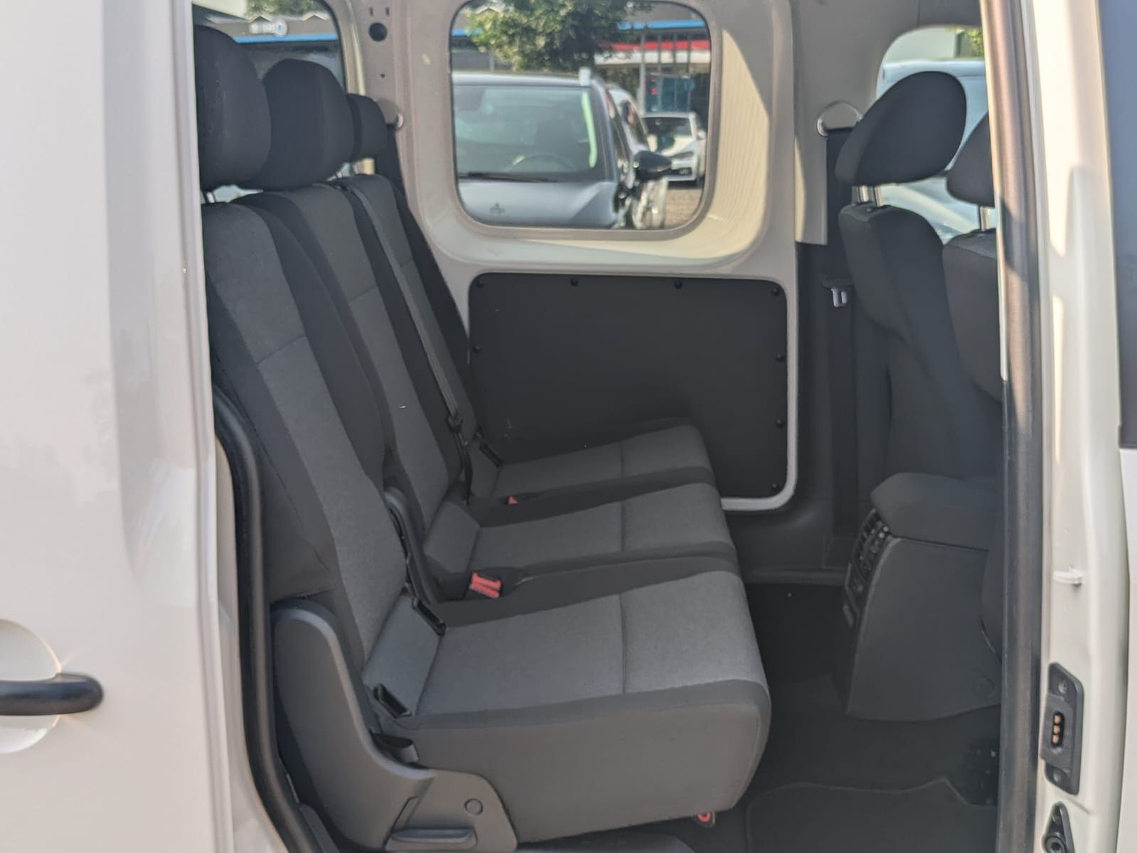 Fahrzeugabbildung Volkswagen Caddy Maxi 2.0 TDI DSG 7-Sit./KLIMA/NAVI/TEMP