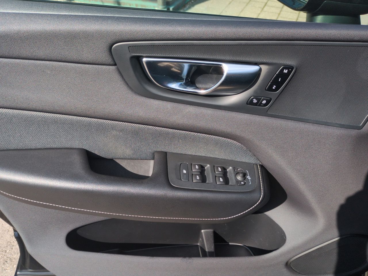Volvo XC60 B4 (Benzin) R-Design 2WD Automatik Navi LED foto 9