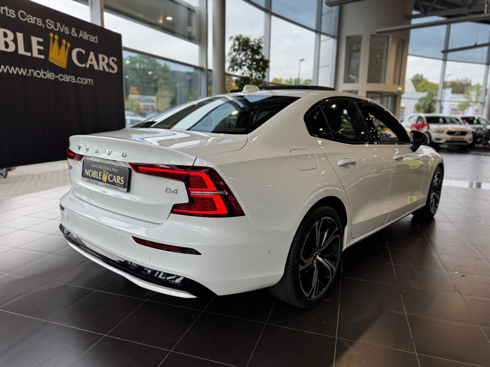 Fahrzeugabbildung Volvo S60 Lim. Plus Dark PANO 360° H/K LED