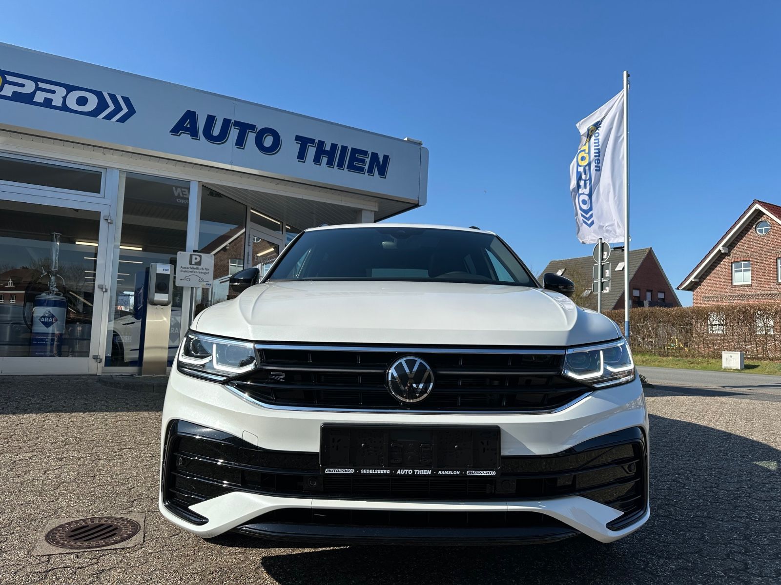 Fahrzeugabbildung Volkswagen Tiguan Allspace 2.0 TDI 4M R-Line Pano/AHK/7-Sit
