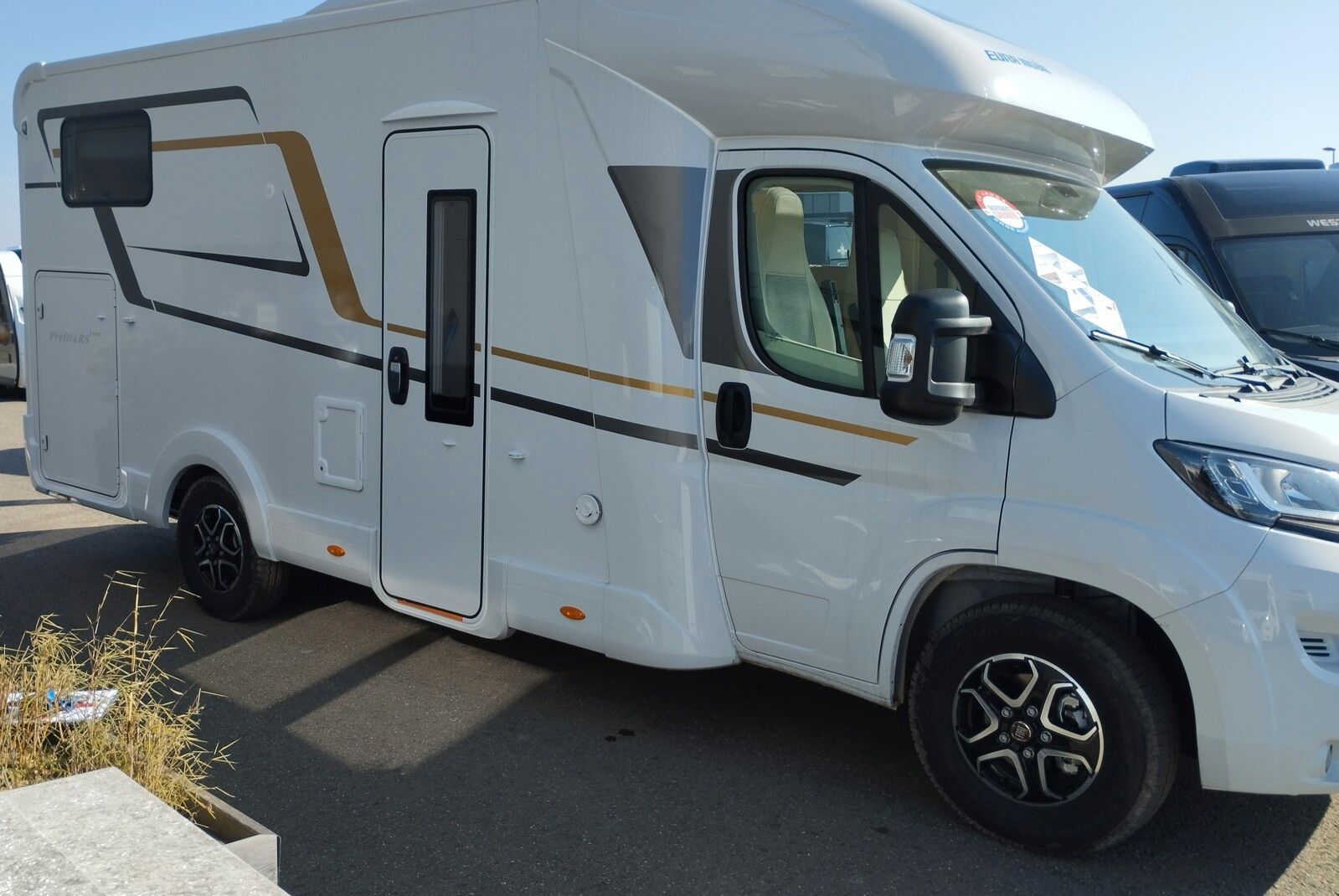 Fahrzeugabbildung Eura Mobil Profila RS PRS 695 EB Automatik + Mondial Paket