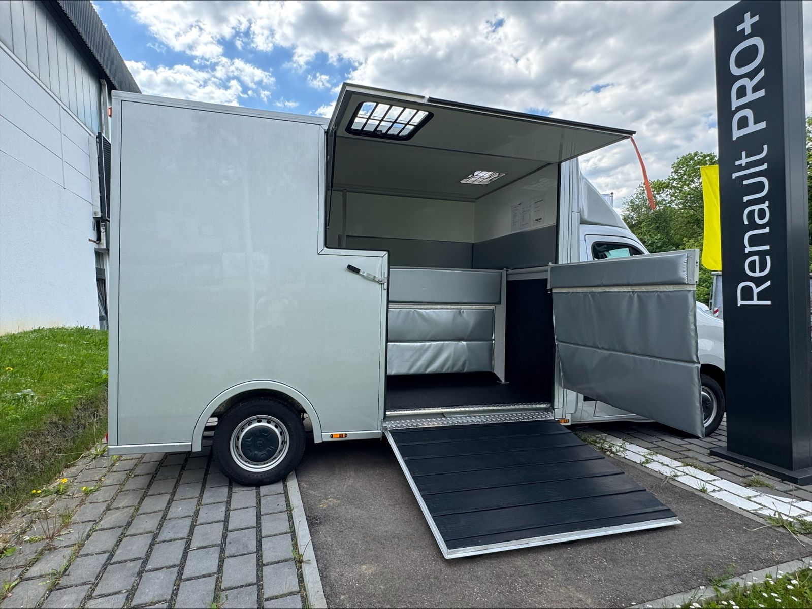 Fahrzeugabbildung Renault Master Fahrgestell FWD Pferdeaufbau L3H1 3,5t E