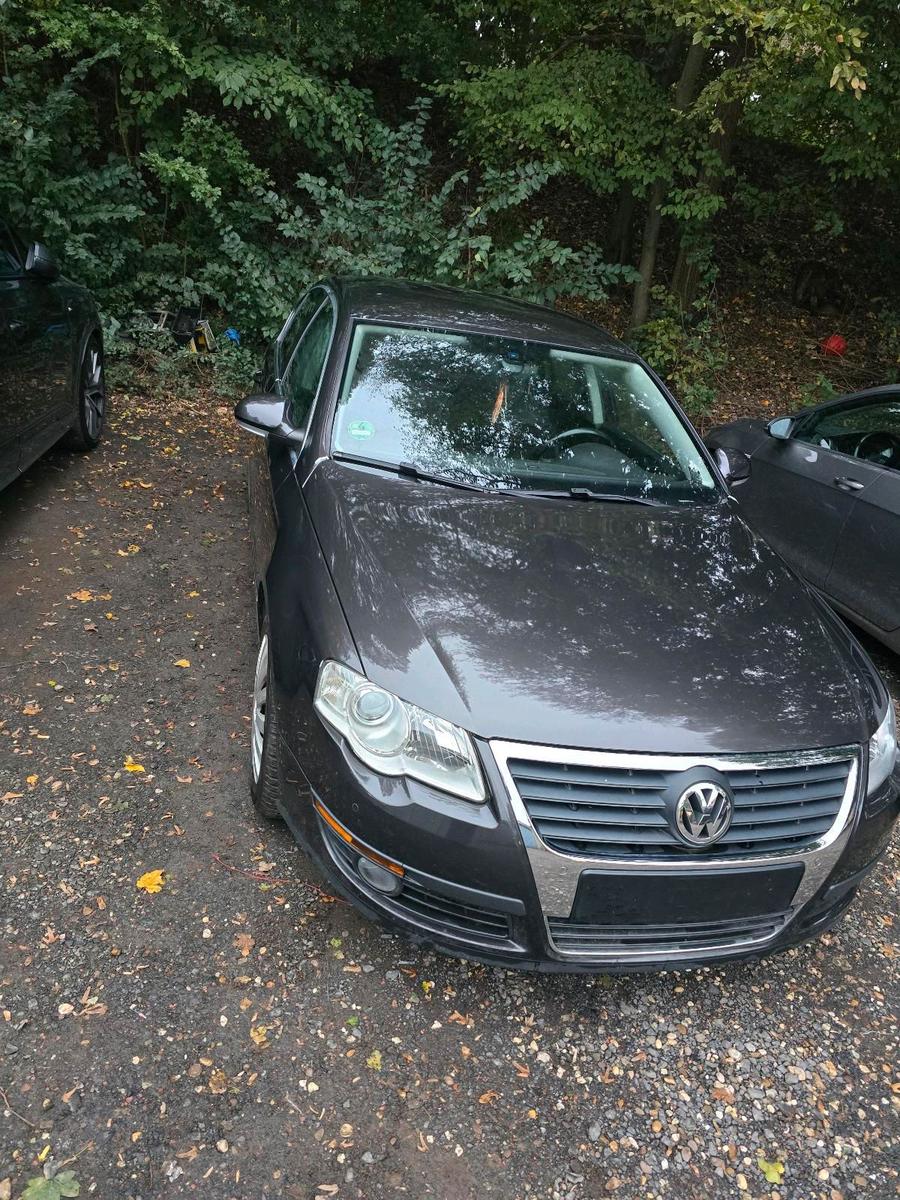 Volkswagen Passat 2006 — rear view