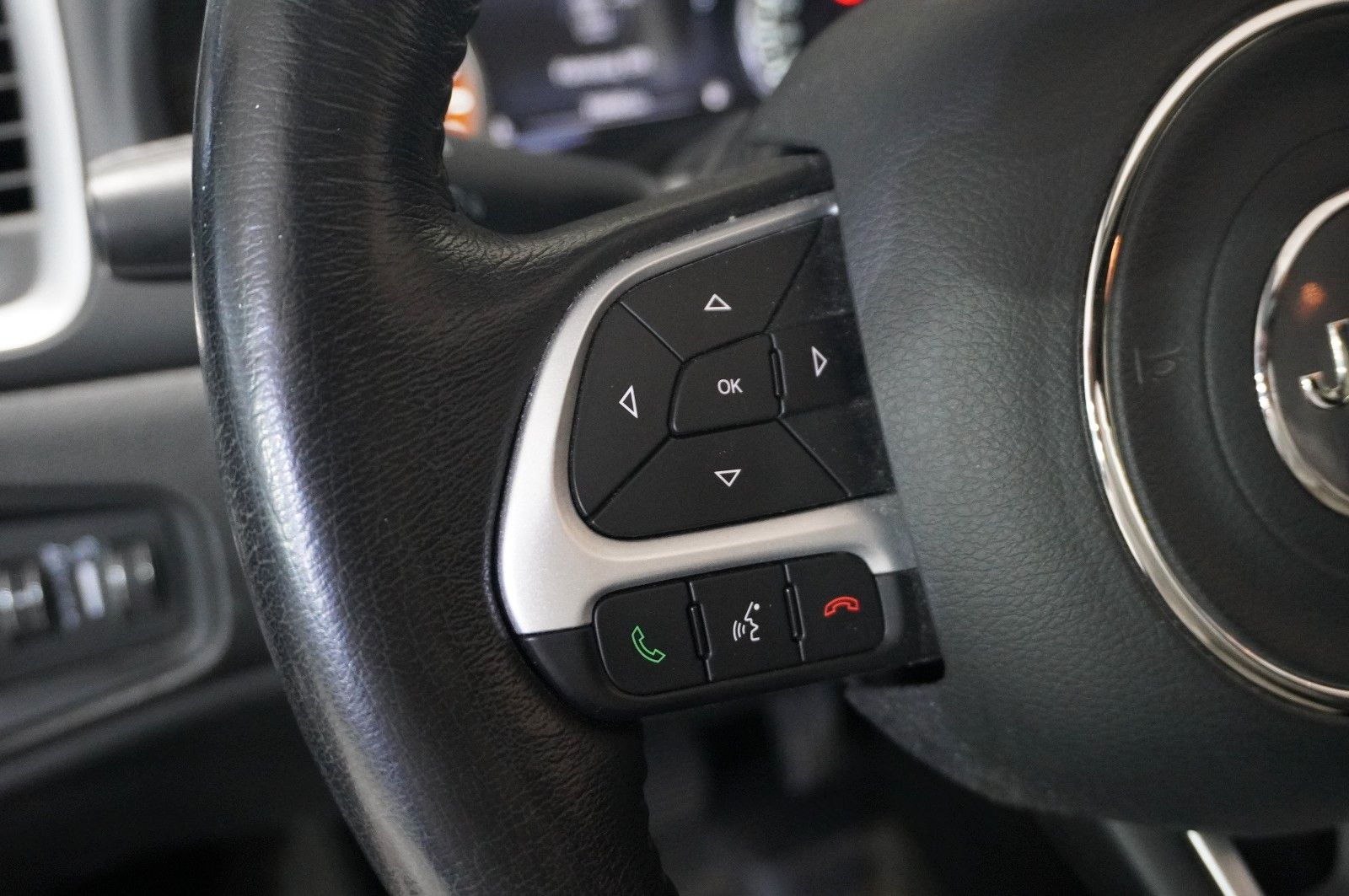 Fahrzeugabbildung Jeep Renegade 1.4 LIMITED 4WD BI-XENON/SHZ/PANO./DAB+