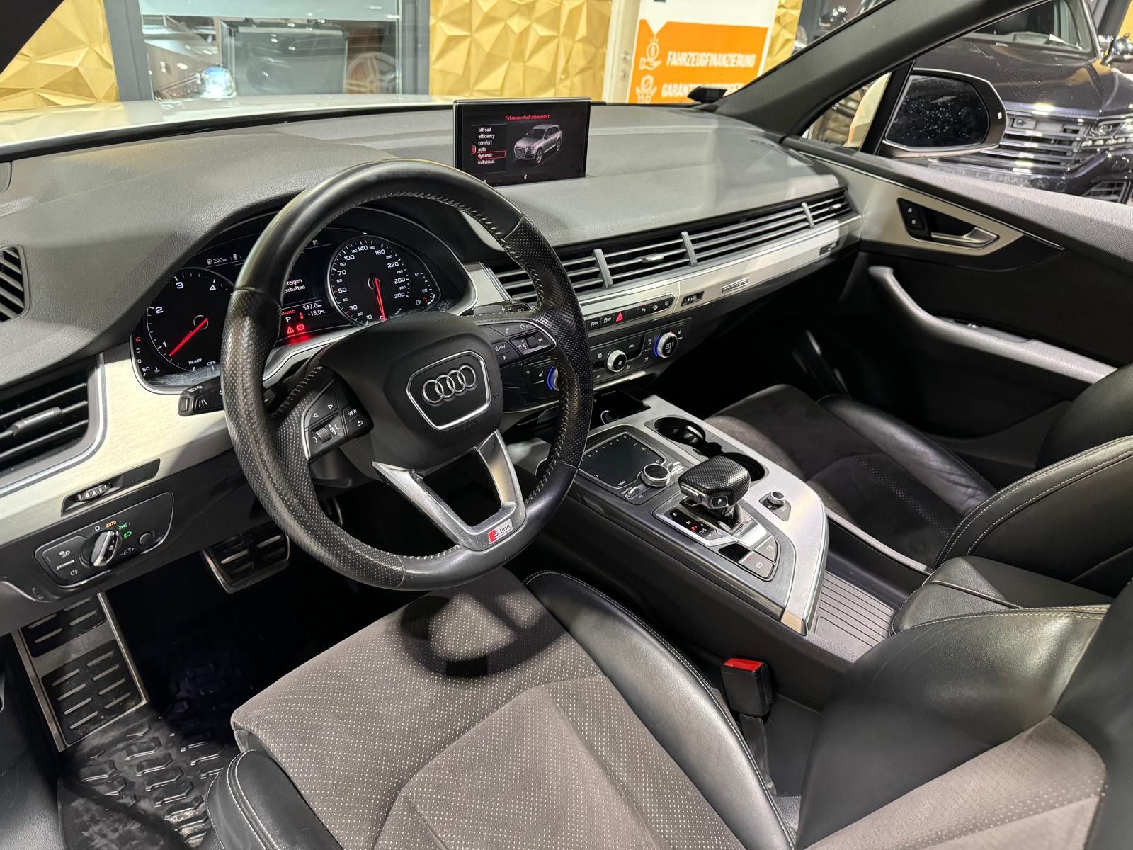 Fahrzeugabbildung Audi Q7 3.0 TDI quattro S-LINE/7-SITZER/23-ZOLL/LED/