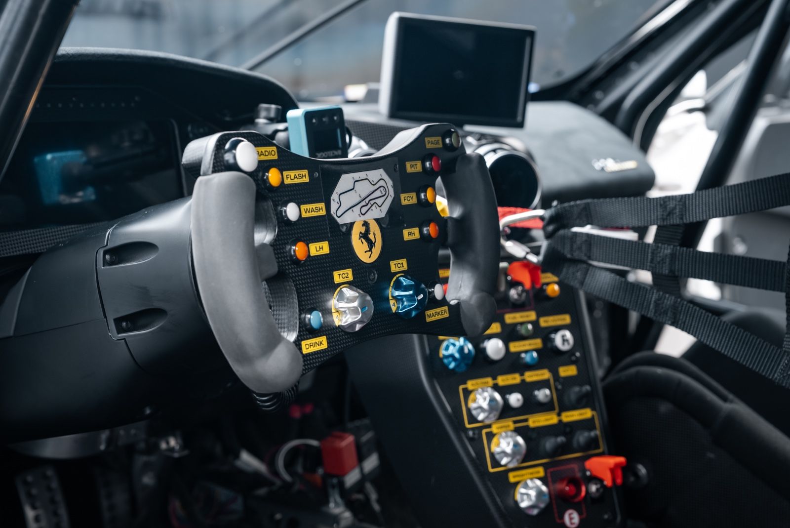 Fahrzeugabbildung Ferrari 296 Challenge TOP/PASSENGER SEAT/SILENCERS
