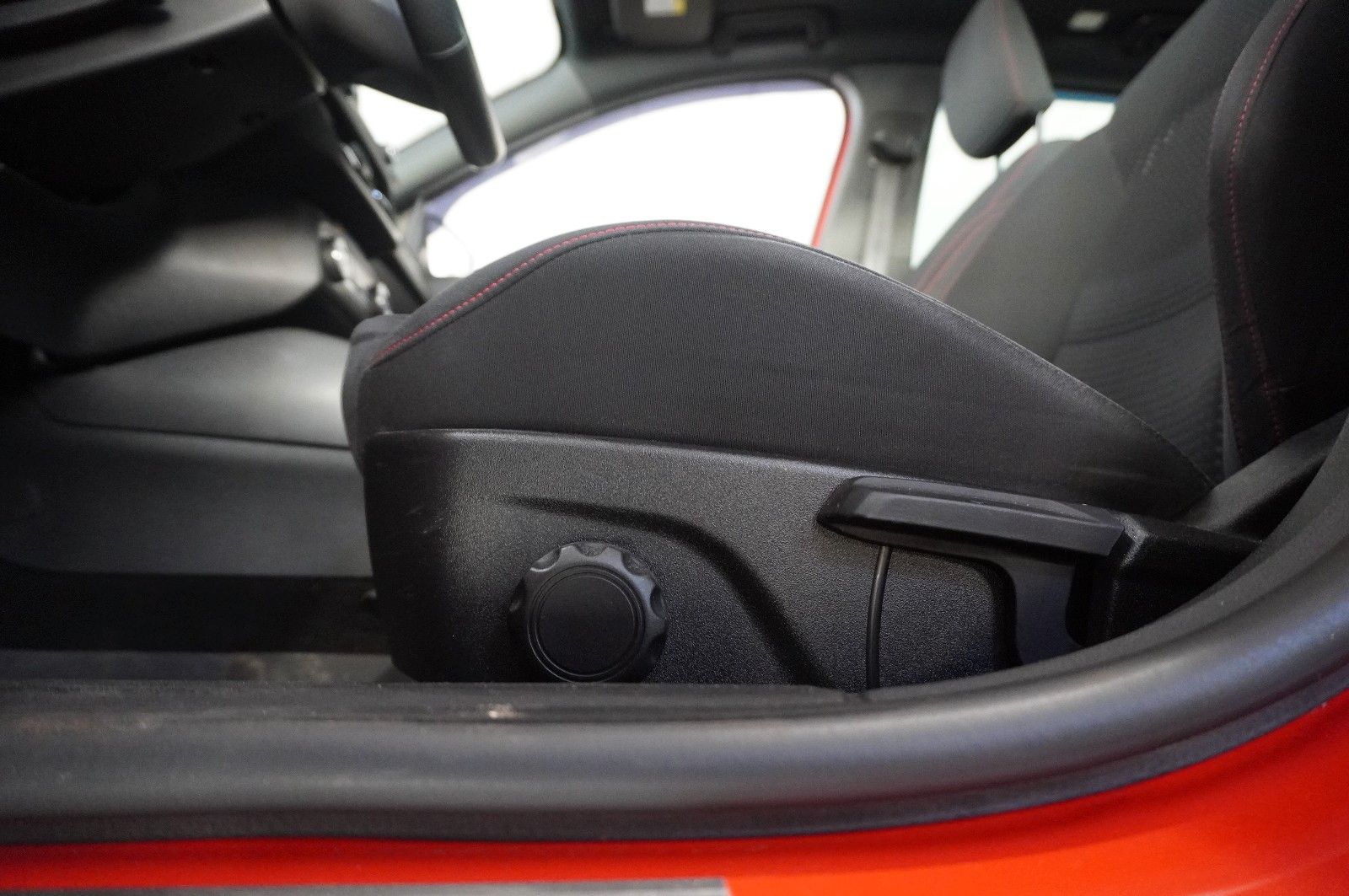 Fahrzeugabbildung Ford Focus 1,0 ST LINE SPORT NAVI/LED/KAMERA/PANO./SH