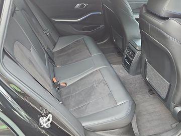 BMW 330d xDrive A M Sport DAB LED WLAN Klimaaut.