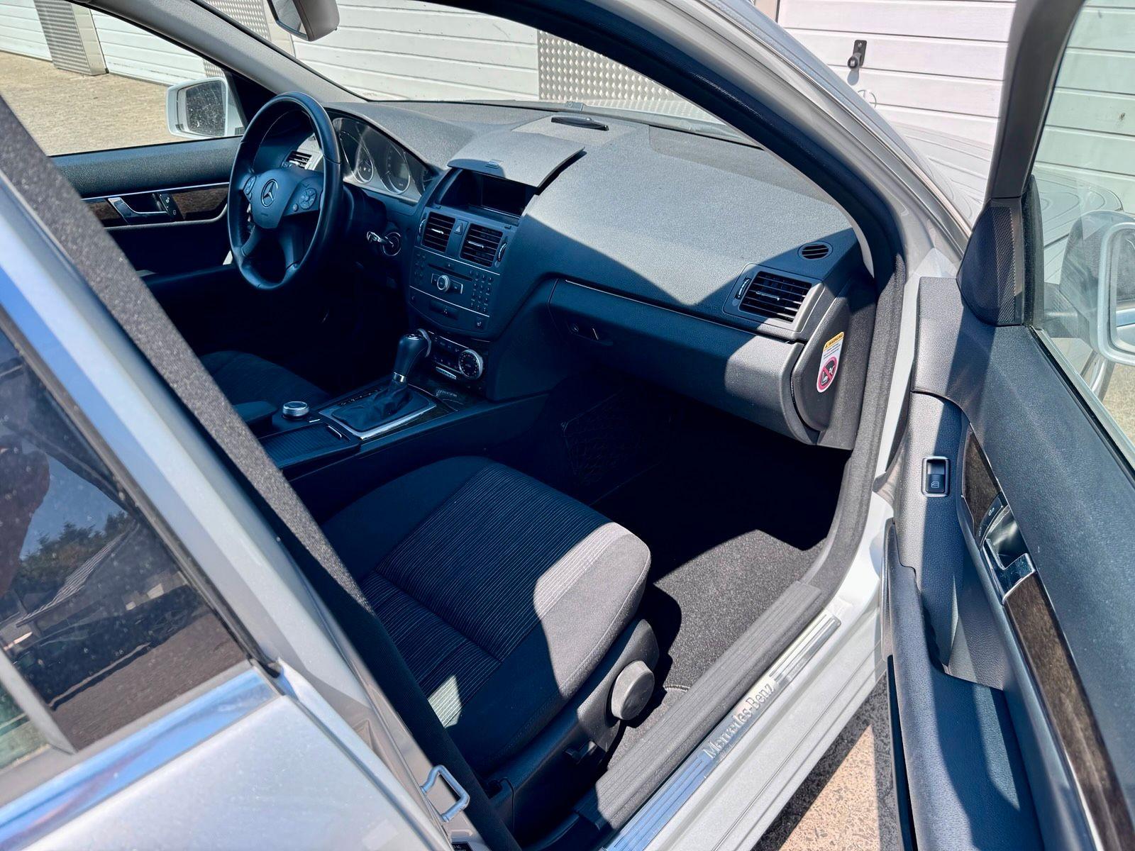 Mercedes-Benz C180 2010 — photo 11