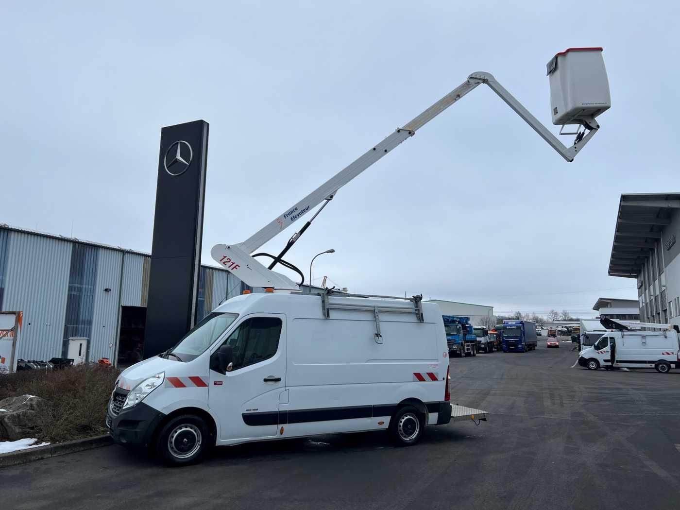 Fahrzeugabbildung Renault Master 2.3 dCi / France Elevateur 121FT, 12m
