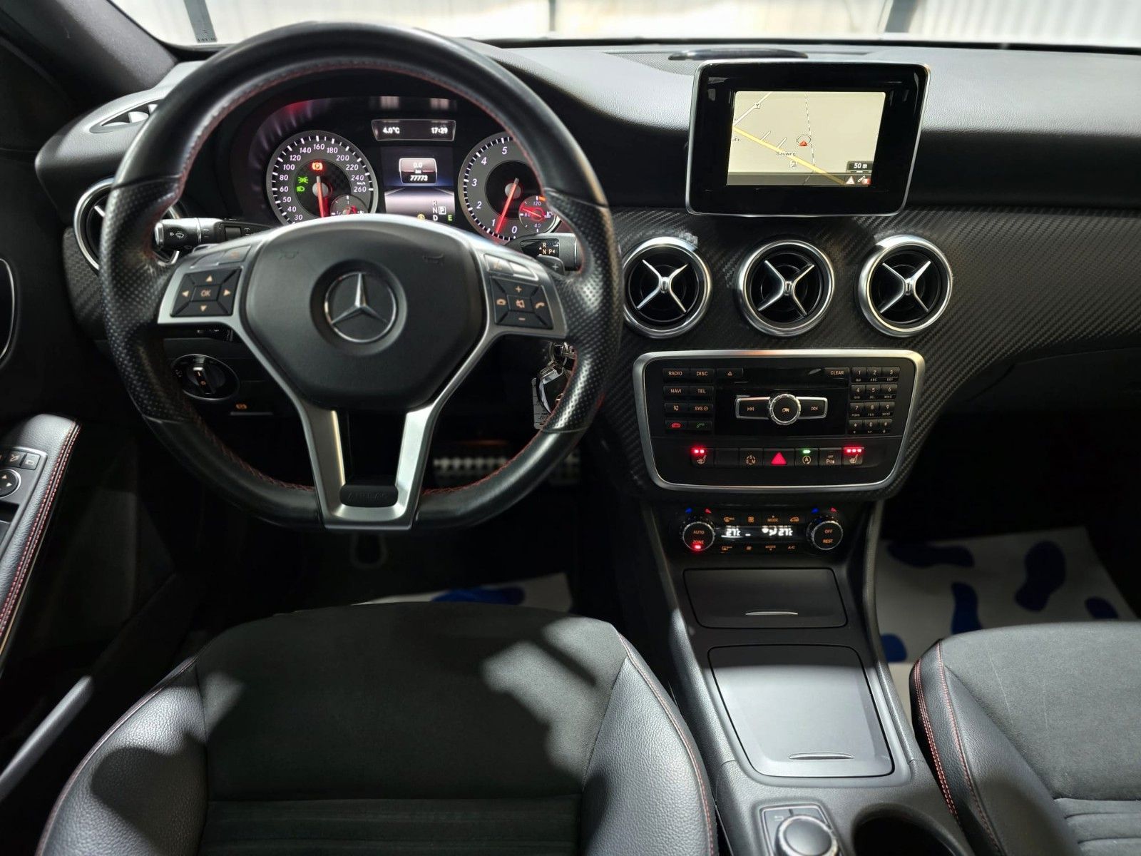 Fahrzeugabbildung Mercedes-Benz A250 AMG-Line/Panorama/Navi/8fach/TÜV-NEU