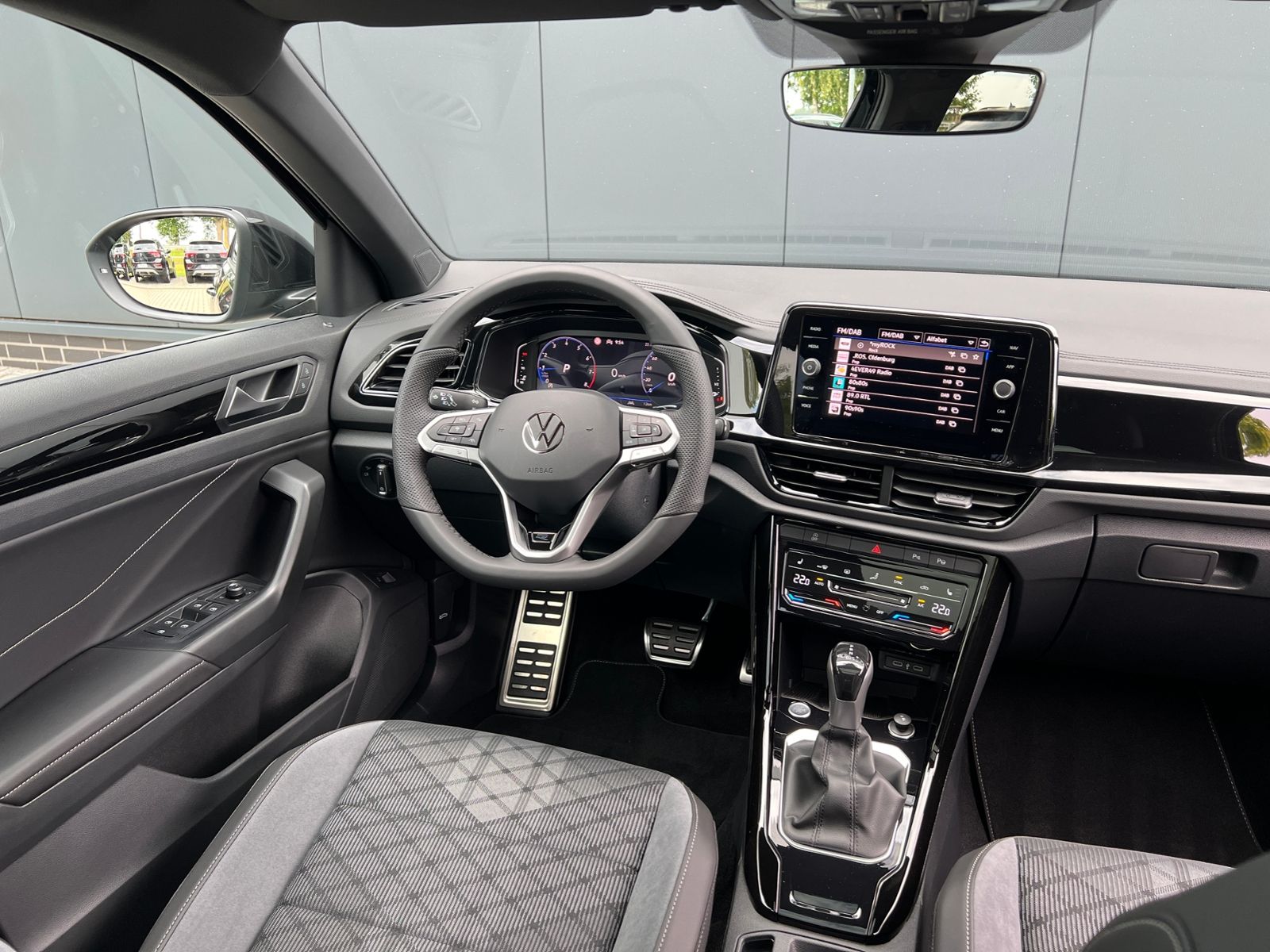 Fahrzeugabbildung Volkswagen T-Roc R-Line 1.5 TSI DSG *AHK, Pano, Black Style