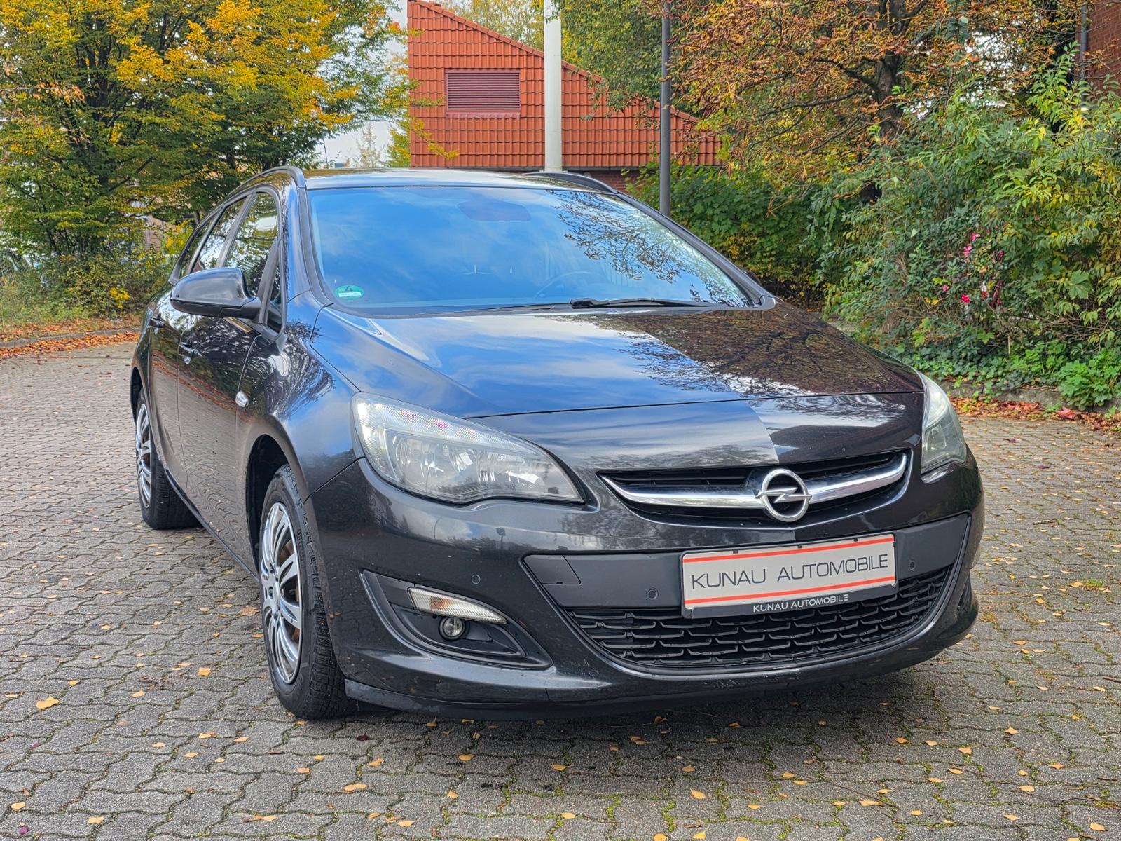 Opel Astra 2015 — rear view