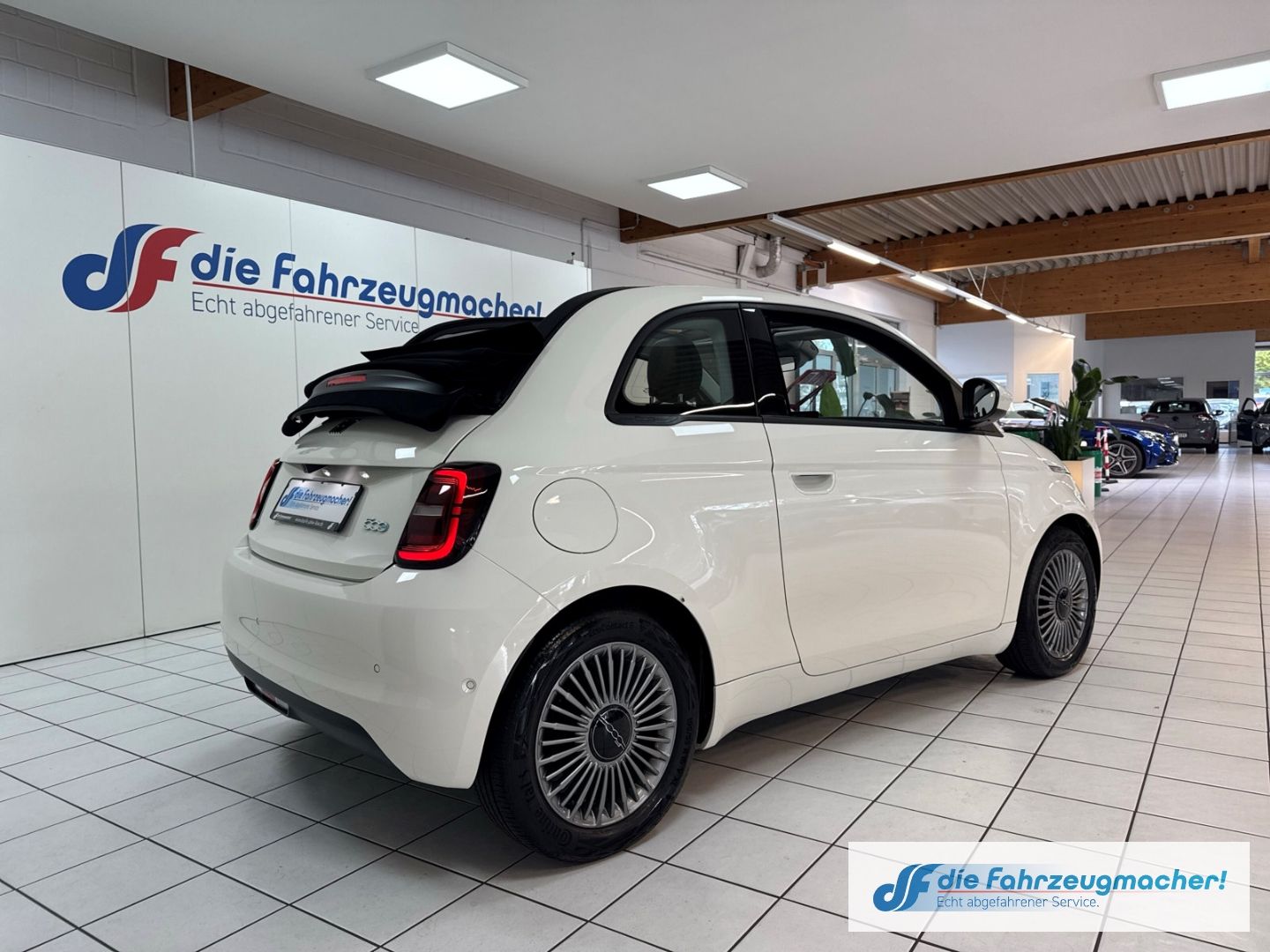 Fahrzeugabbildung Fiat 500e Apple CarPlay Android Auto Klimaautom Fahre